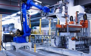 Ligne de production d'usine intelligente avec machines automatisées et ordinateurs embarqués contrôlant les opérations.